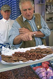 Gebrannte Bio Mandeln bei Kurt Geier (Foto: Martin Schmitz)